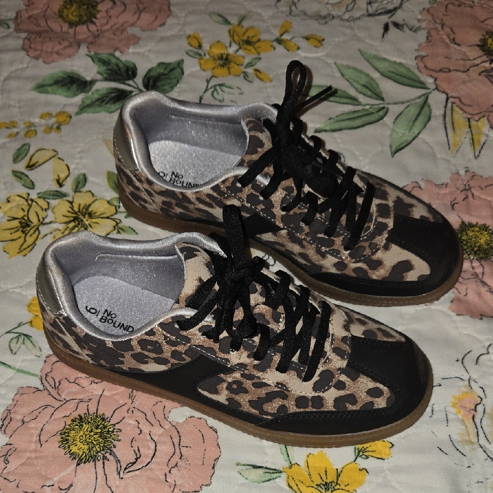 No Boundaries Women's Leopard and Black Sneakers